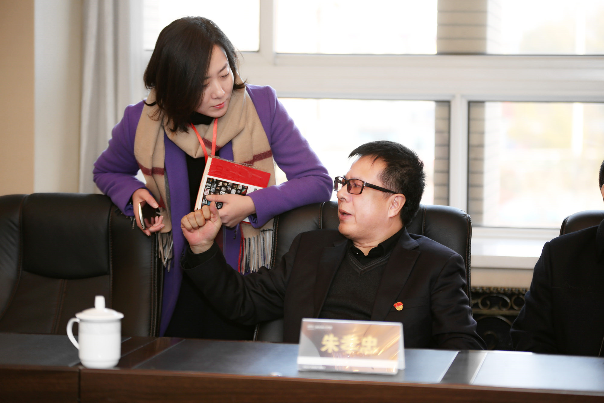 徐长青工作室成立十周年现场会期间，海城市教育局团委书记、党办副主任胡明珠与朱孝忠院长就海城小学培训研修进行深入探讨。