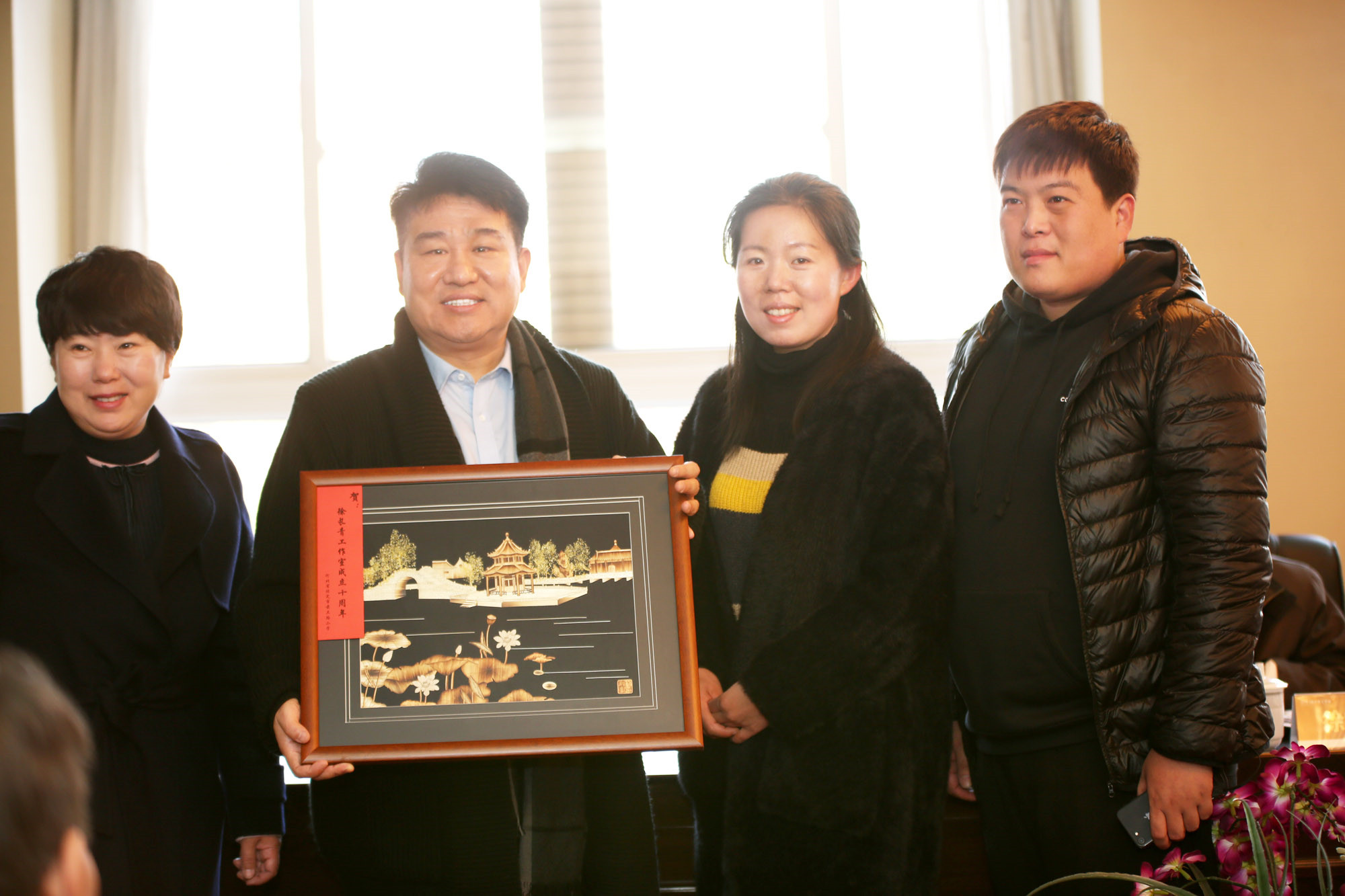 河北省保定市莲池区文体教育局赠送的贺信及纪念品。