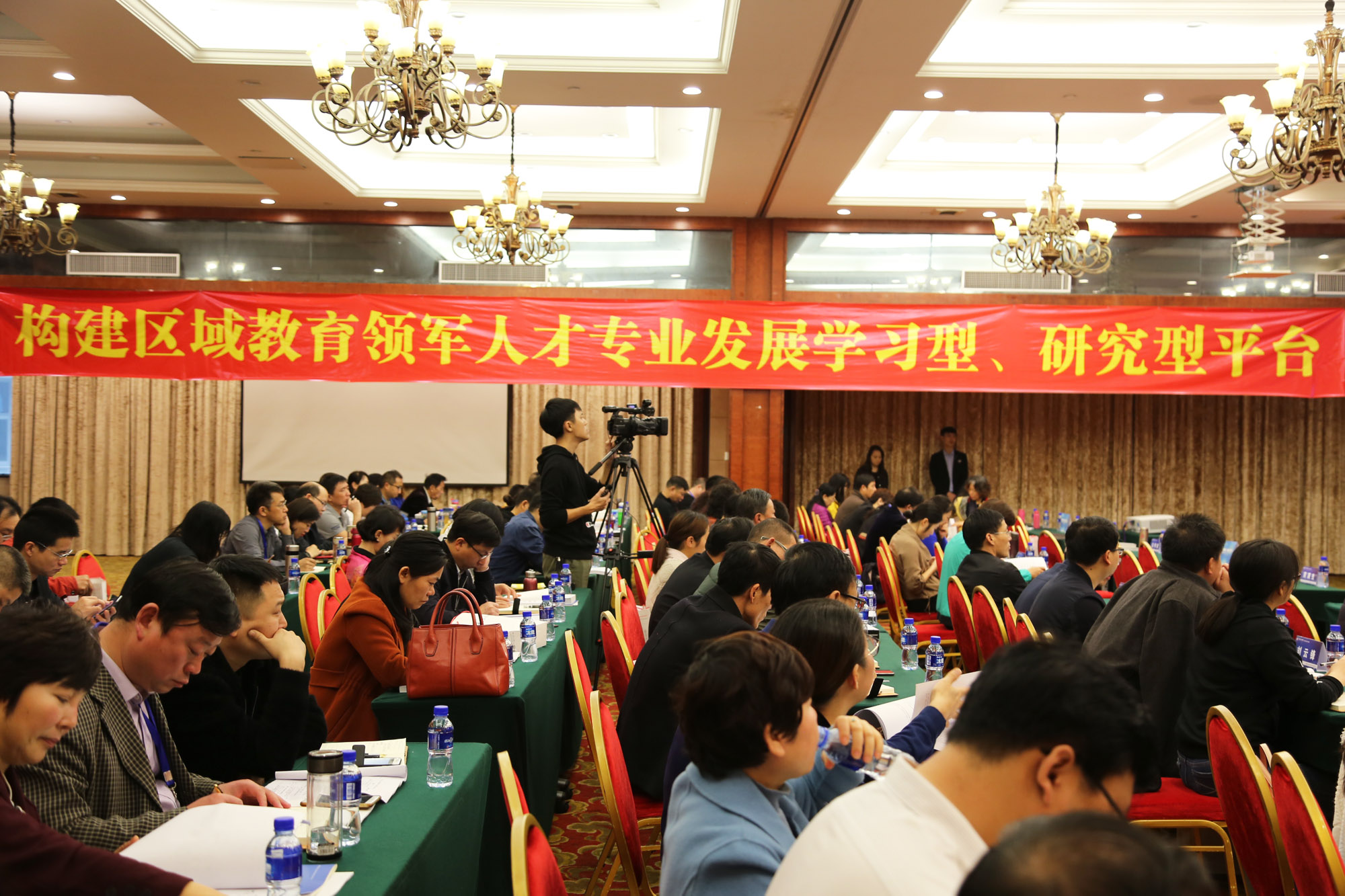 来自江苏、四川、湖北、山西、北京、甘肃、湖南、内蒙、辽宁、吉林、宁夏、山东、河南、海南、贵州、黑龙江、河北等省、市、自治区的名师工作室主管部门代表参加了本次论坛。