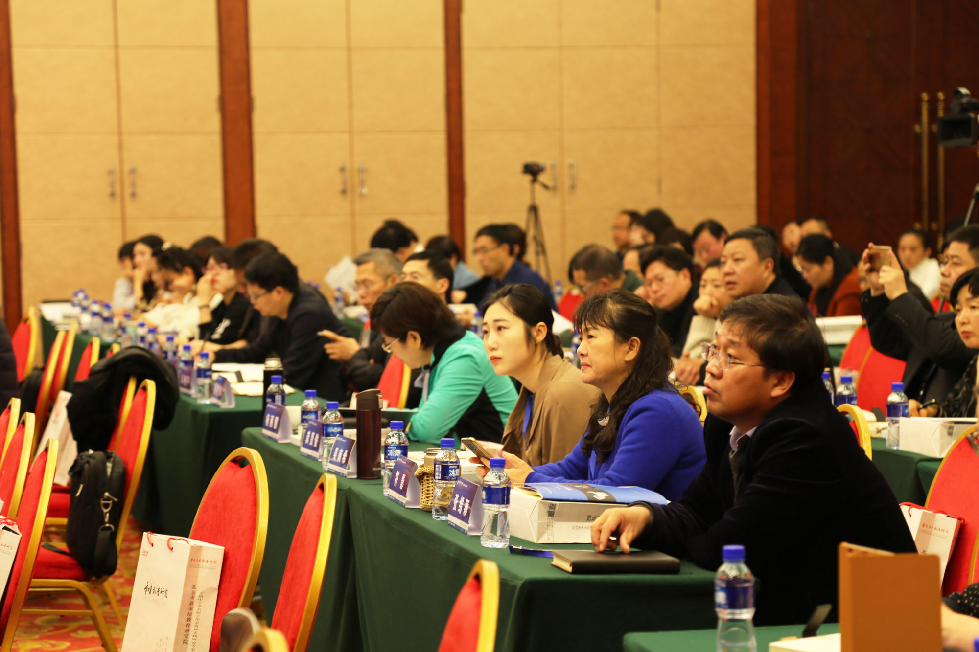 新的时代，教师会更有地位，包括政治地位、社会地位，当然，我们承担的历史使命、肩负的时代重担也会更重，因此，我们必须更加努力地学习、工作。他还充分肯定北京中教市培教育研究院的平台功能和各地名师工作室对于提升教师队伍专业化水平的示范作用。 