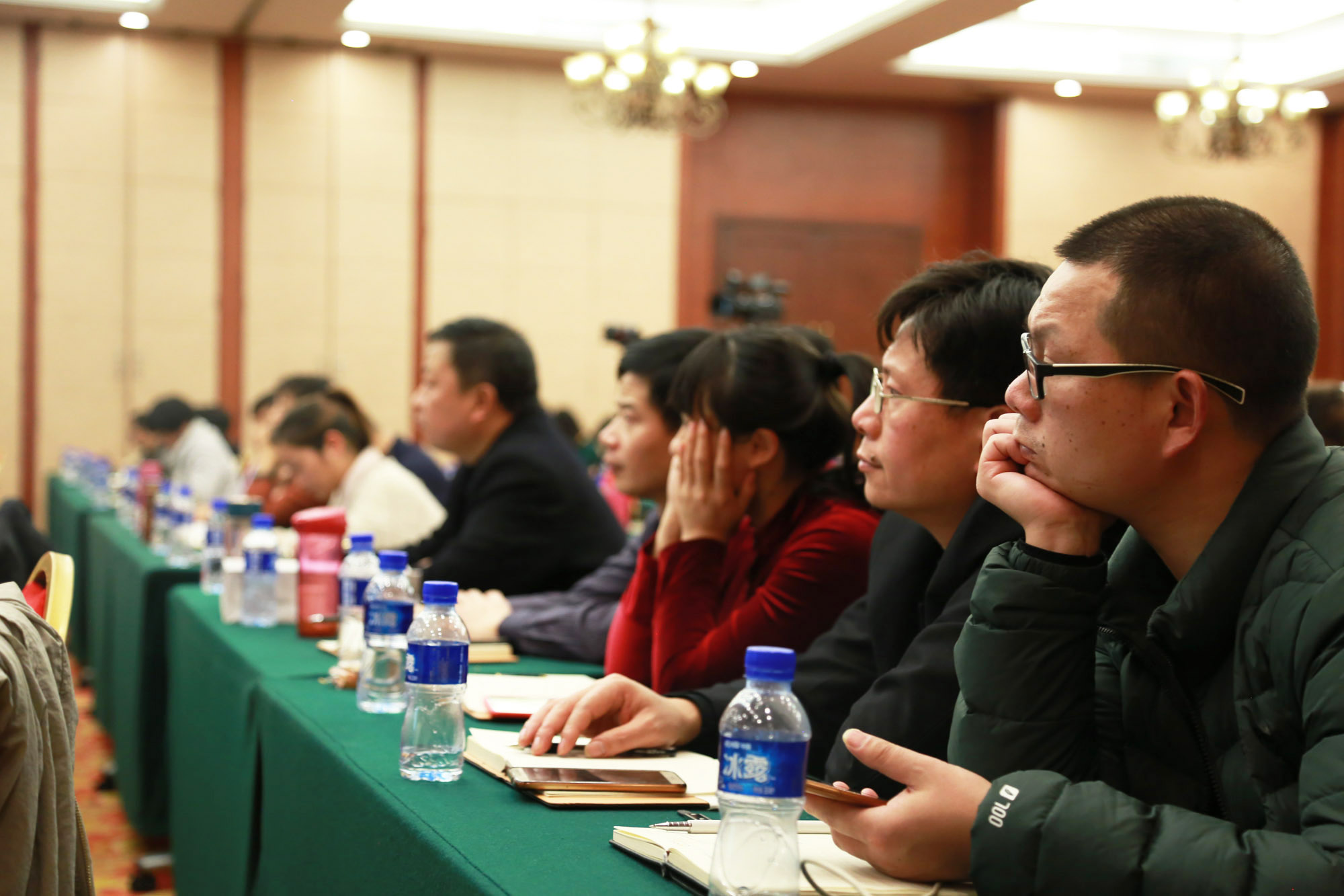 还介绍了东西方学校教育的不同，东方经济体成员在数学与科学学习的基础和成绩比较好，而西方经济体在创新人才培养方面形成了较为明显的特色。东西方经济体都充分认识到各自的优势，与此同时，东西方经济体也都强烈地感到了面临的危机和挑战，东方经济体需要加强学生的创造力培养，包括质疑、发现和提出问题的能力等等，西方经济体强烈意识到需要加强学生的基础，普遍提升学生数学和科学能力。周教授的演讲，为我们现代化的教师培养，推开了一扇窗。