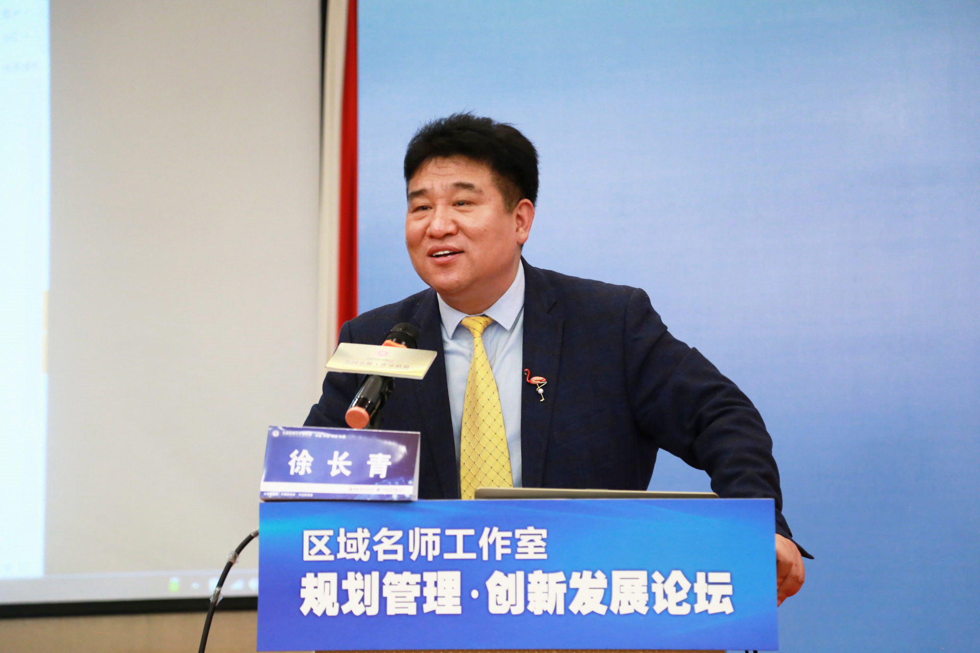 天津市虹桥区名师工作室著名主持人徐长青，讲述了他们是怎样构建专业共同体的视角下的教学转型。