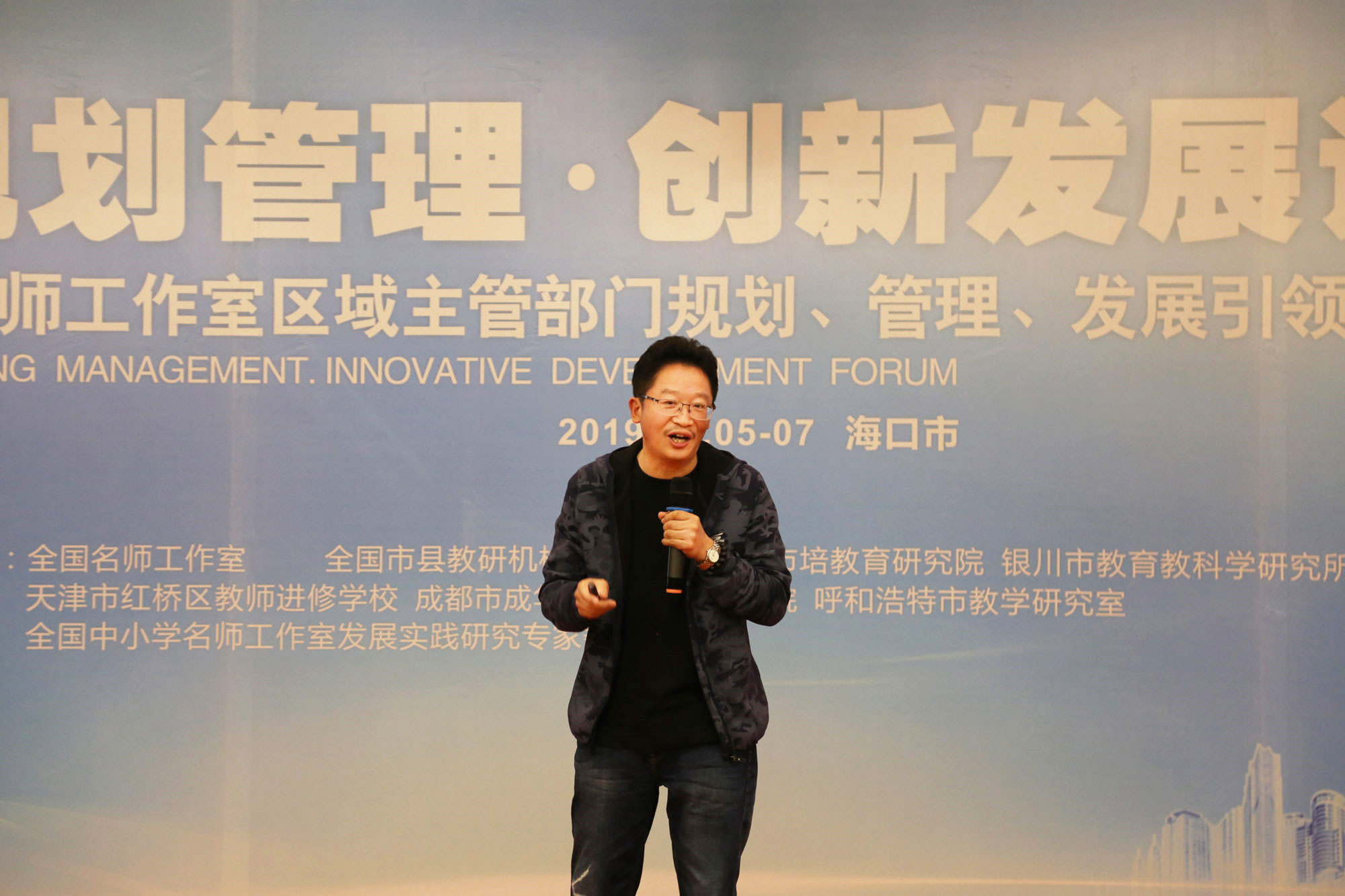 江苏省特级校长、特级教师蒋守成介绍了他们在工作室建设中引领、辐射、带动的成功经验。