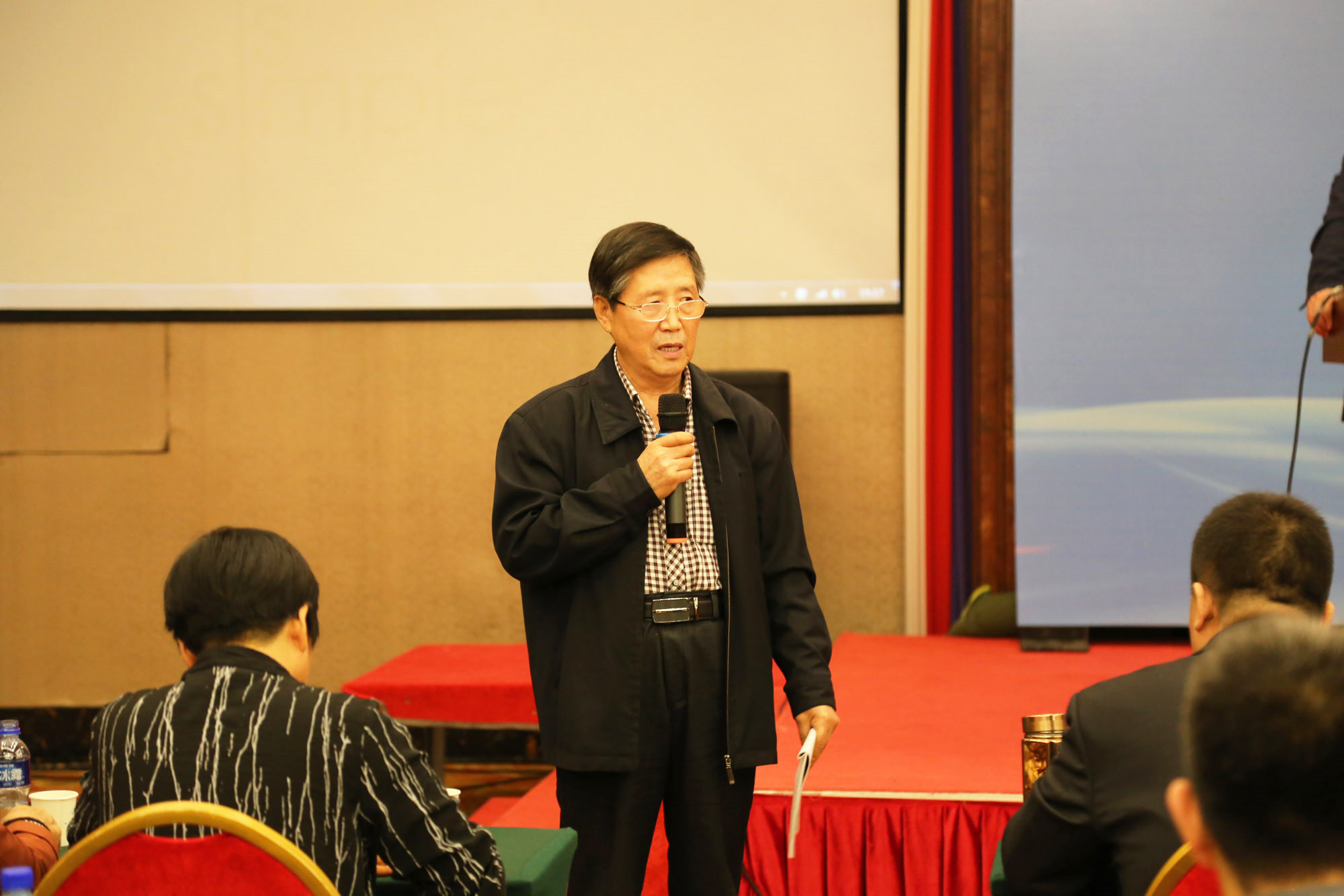 北京中教市培教育研究院常务副院长魏续臻、臧富仁、吕凤祥分别主持了部分场次的论坛。 