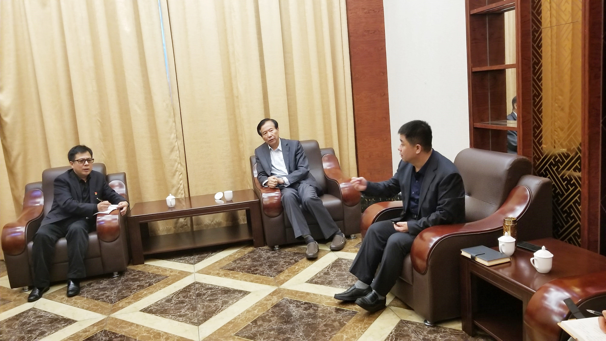 研究院领导与山西忻州代表座谈，了解该地区名师工作室发展面临的问题和需求。