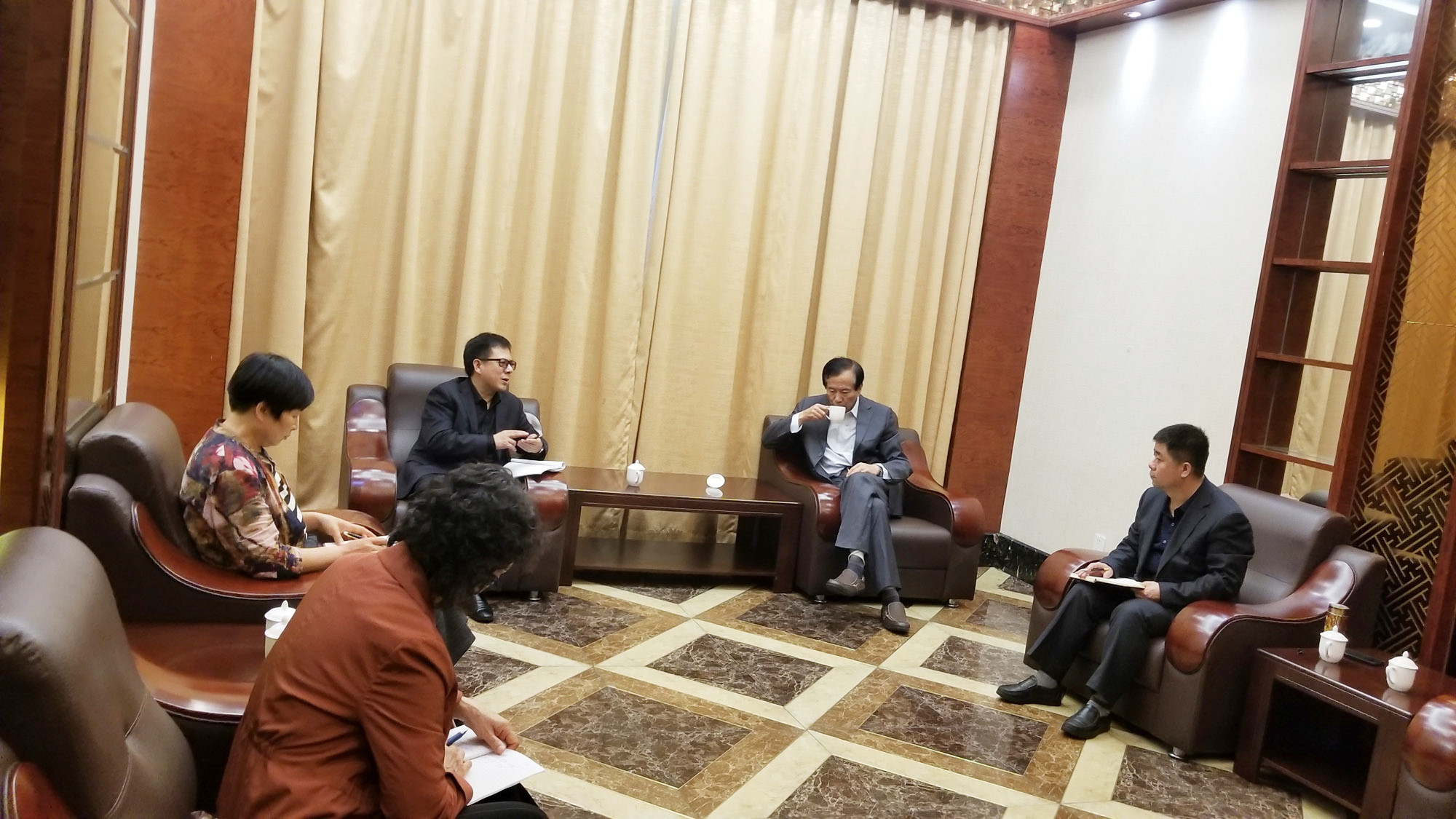 研究院领导与山西忻州代表座谈，了解该地区名师工作室发展面临的问题和需求。