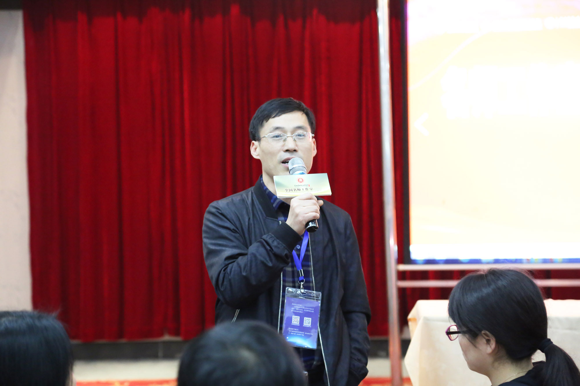 湖北荆门教科院领导介绍了荆门名师工程推动情况及面临的问题。