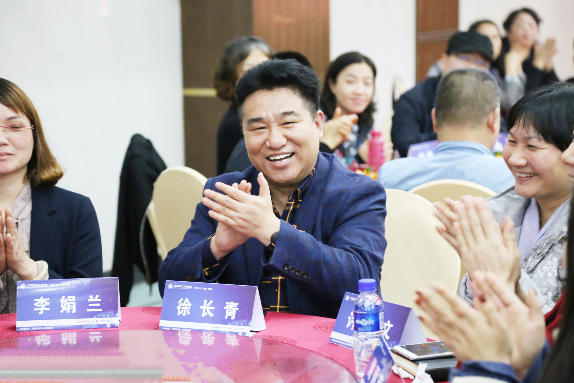 沙龙氛围浓厚，分为若干个小组，每个小组由一位研究院专家负责，与小组成员就名师发展建设过程中遇到的困惑和瓶颈问题展开深入讨论，并给出指导意见，小组成员踊跃发言，积极参与讨论。受到与会者高度好评。