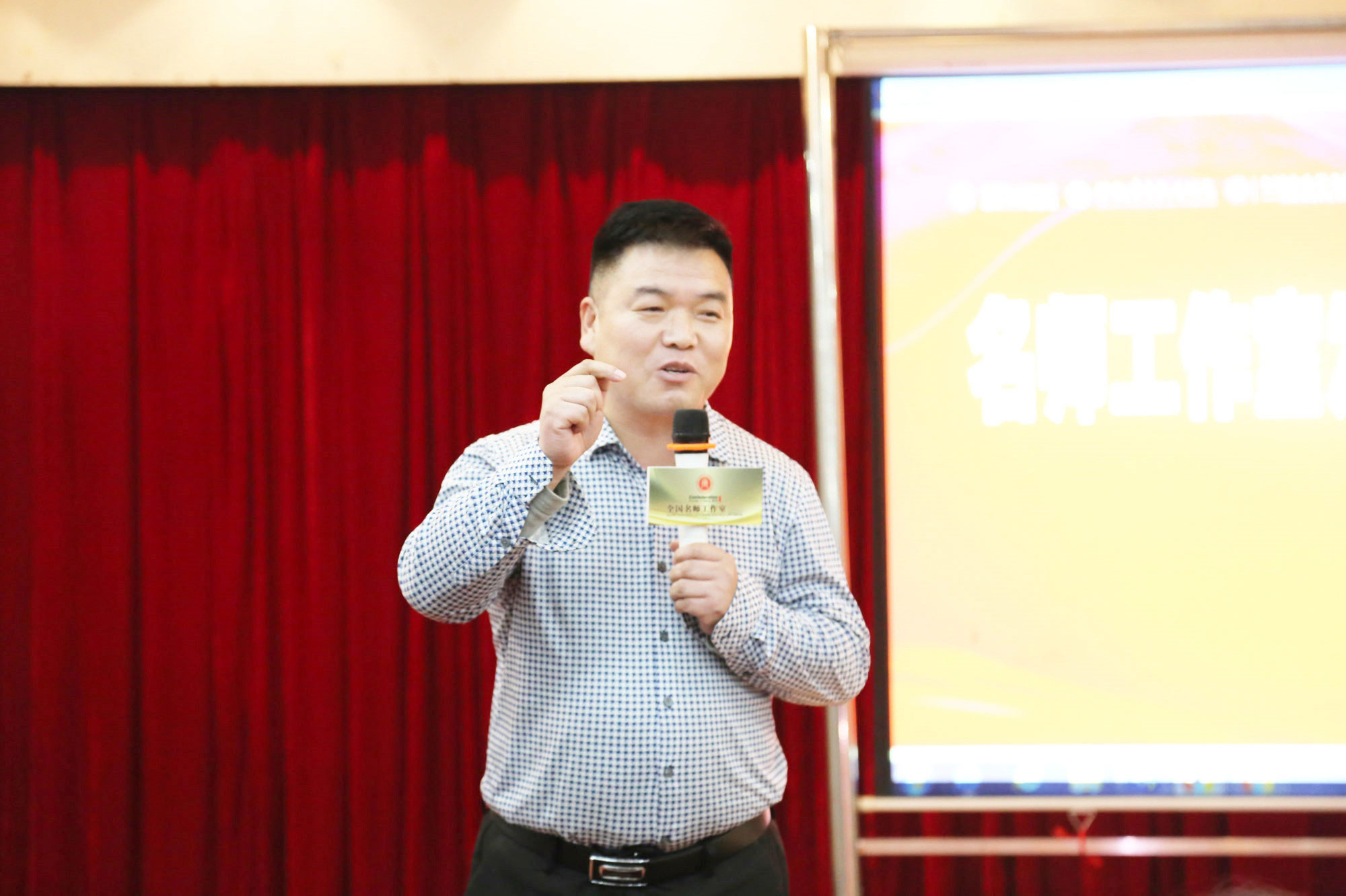 河南省伊川县教育局代表介绍了该县名师培养模式，提到政府高度重视教育人才的培养，在经费上给与保障，同时希望研究院能够到该地区调研指导工作。