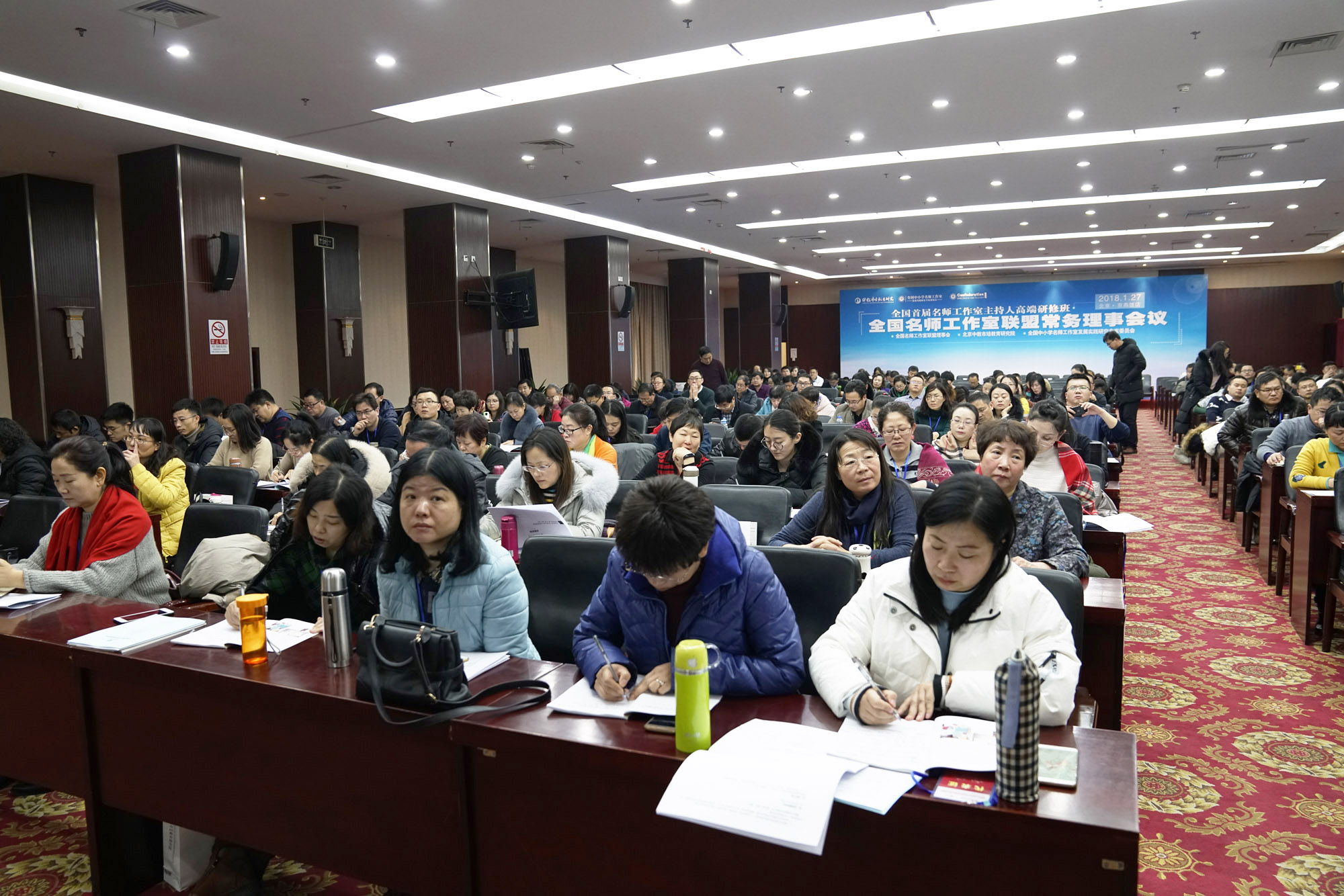 全国名师工作室联盟现已发展成为由1700余个教育行政部门、科研部门、优质中小学校、名师工作室加盟的机构学习专业共同体，成为名师工作室发展实践研究专业化平台。