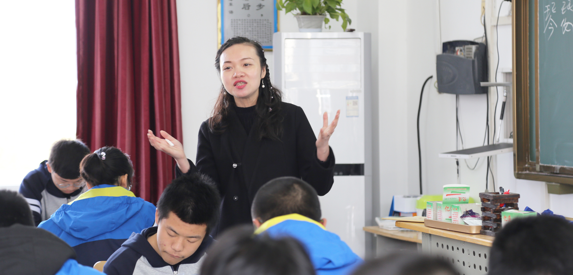 学生的学习不能只停留在接受知识和应试上。“学而不思则罔”，作为老师，课堂应该给学生思考的余地，给学生创新的空间，学生没有思考，就没有学习的后劲。分数高不一定素养高，但素养高就往往也分数高。因此，老师设计课堂时不能以“我要教什么”为主导，而是“学生需要我教什么”为主线。课堂不需要花架子，思路很重要，把学生放在课堂中央更重要。