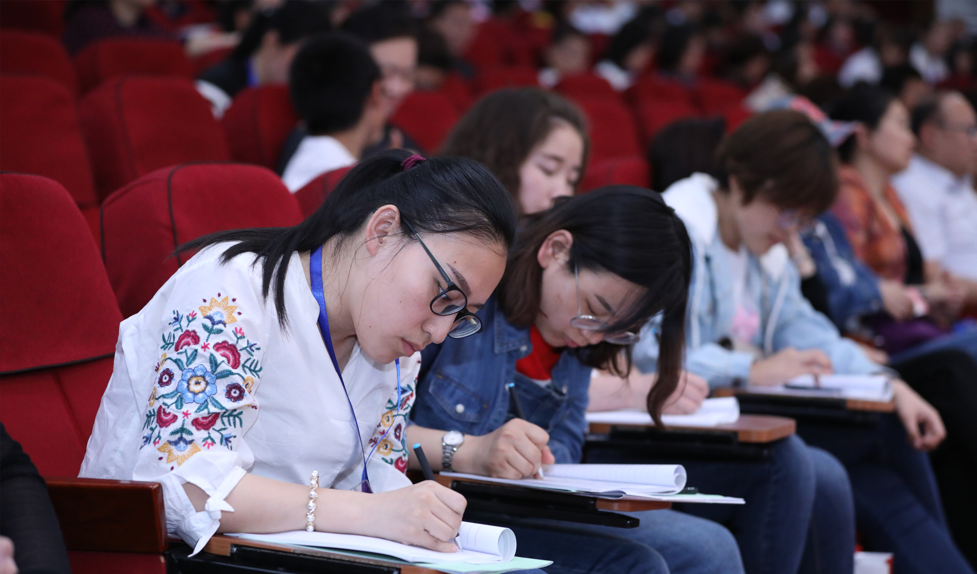 北京中教市培教育研究院顾问、中国现代教育专家、原教育部基础教育课程改革专家委员会委员、教育部中小学教材审查委员、研究员成尚荣做专题讲座《教书育人：教学变革走向的指南针》。