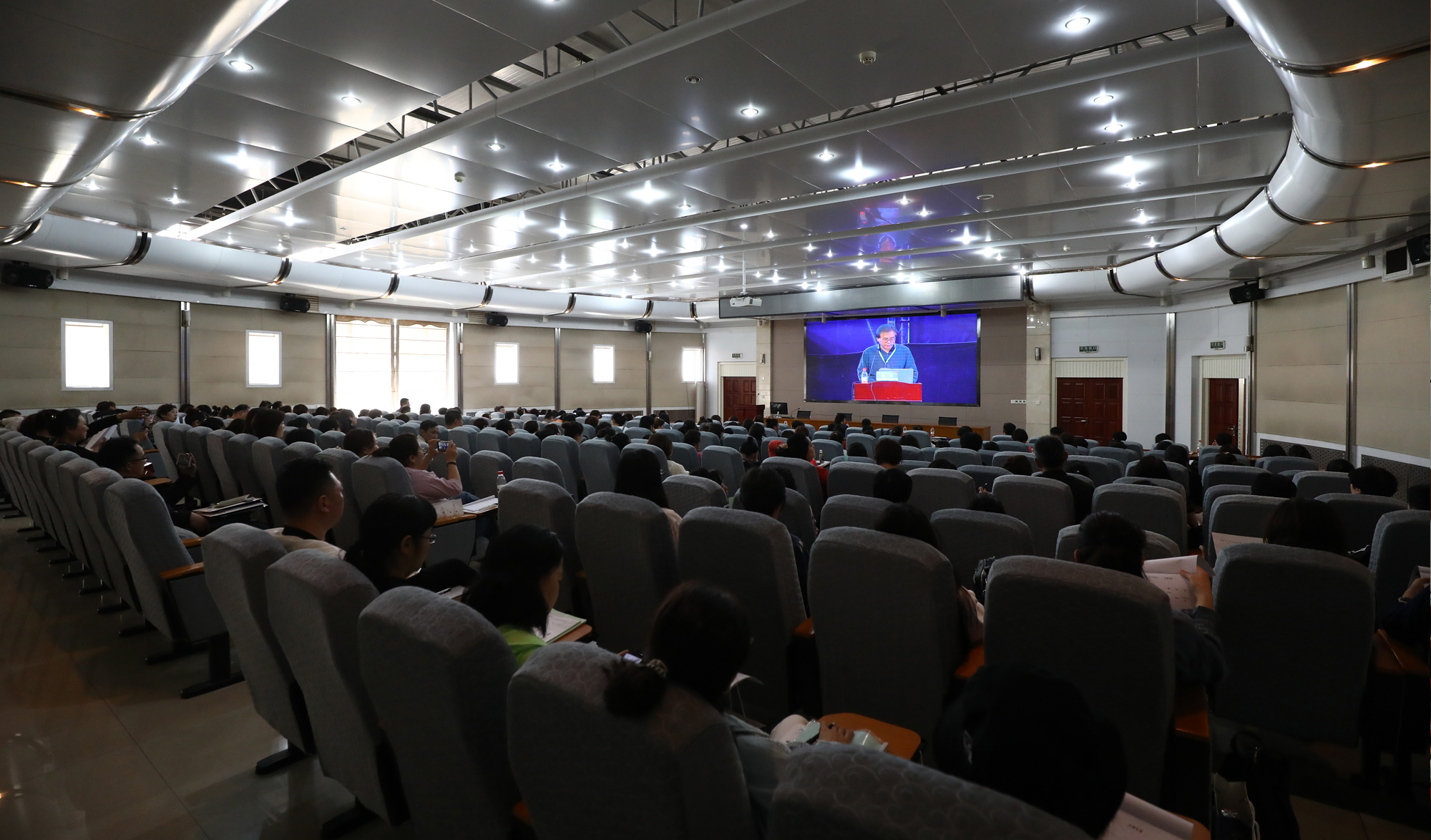 本次峰会由北京中教市培教育研究院、鞍山市教育局、海城市教育局共同主办，图为分会场。