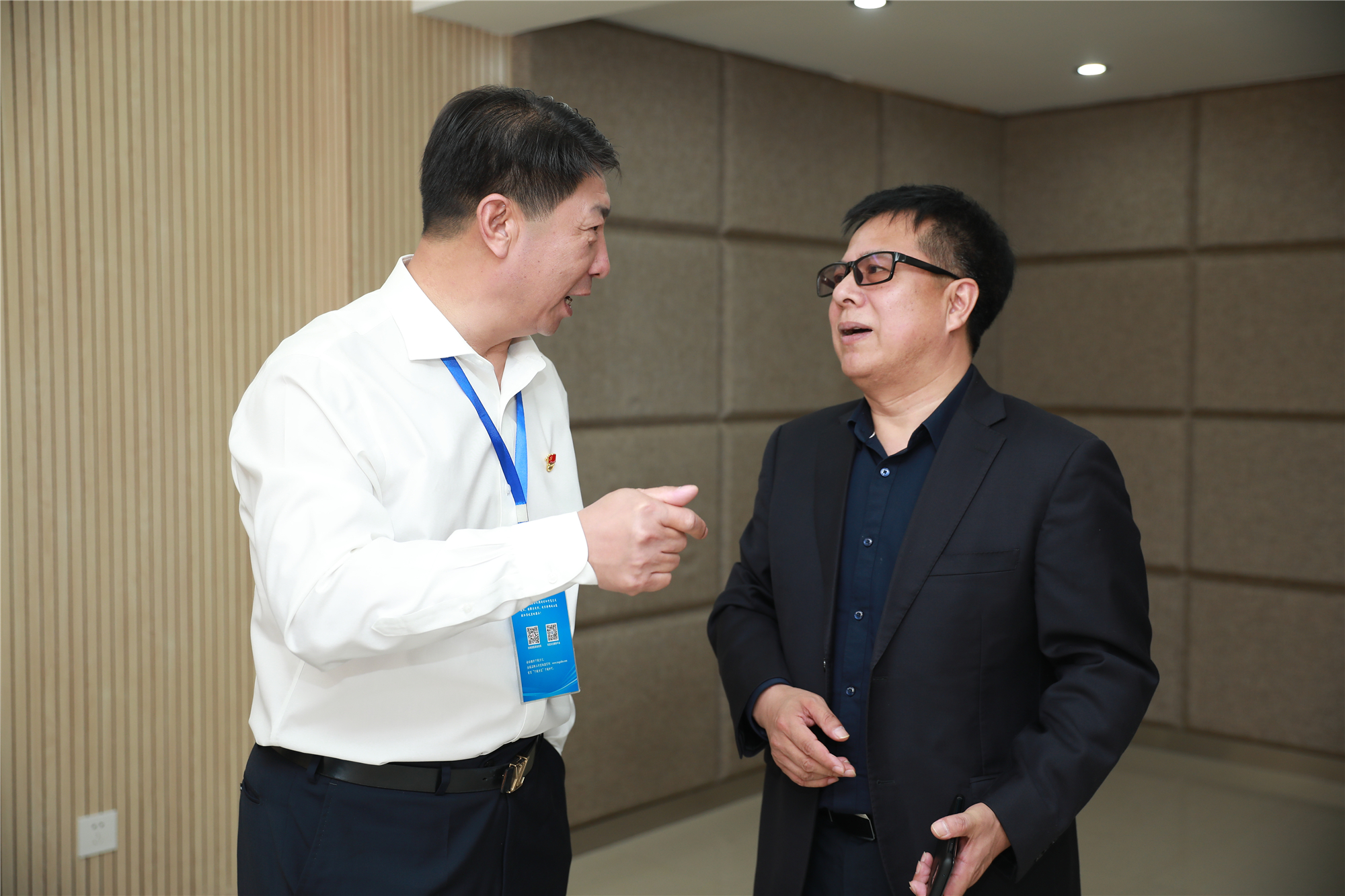朱孝忠院长与长海城市教育局局长张政伟交流本次峰会的具体落实情况