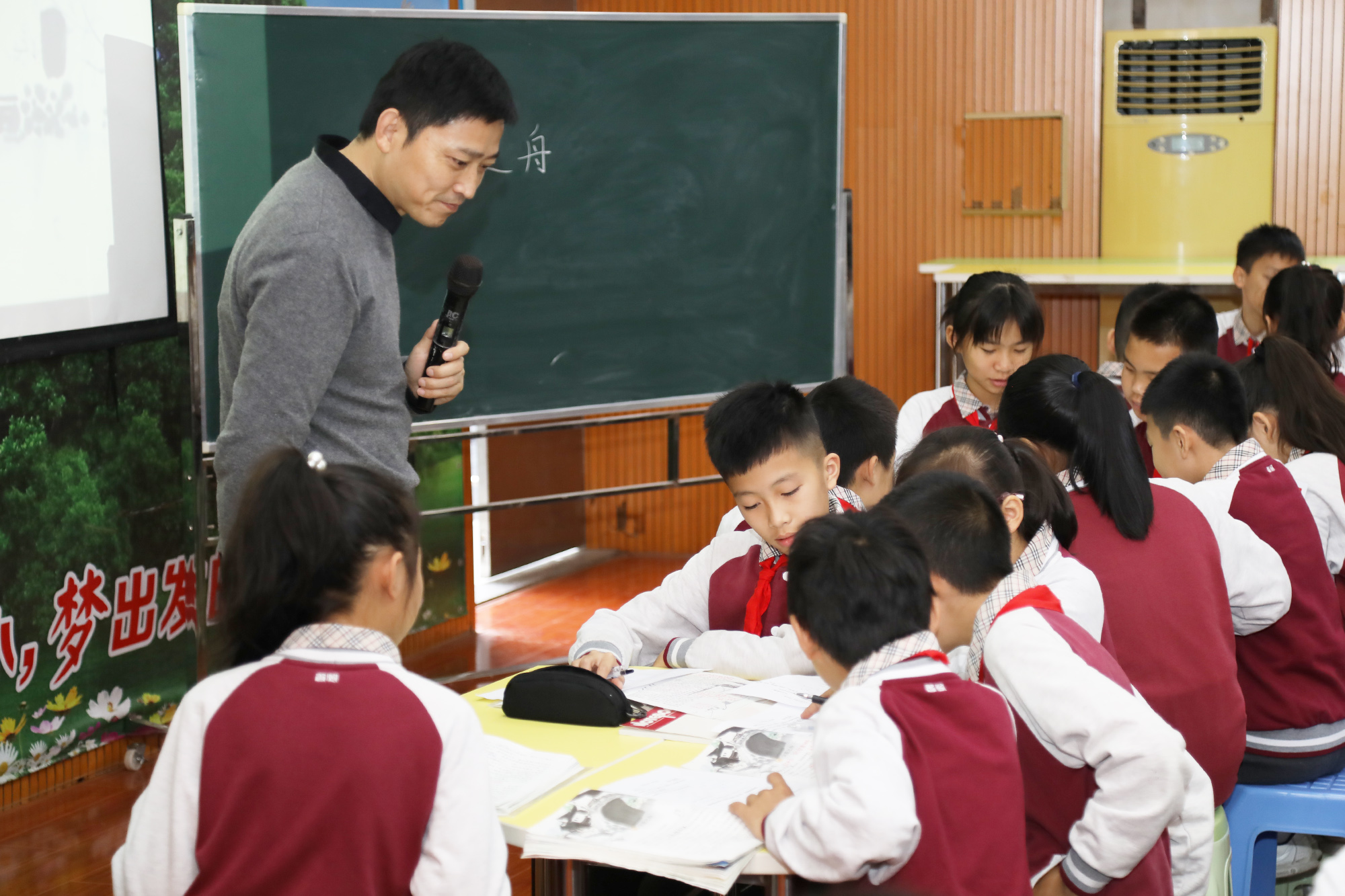 小学分会场：在珠海拱北小学分会场，研究院专家徐长青，郭昶、陈冠夫，赵刚、项雅丽、徐杰等正高级、特级教师各自为参会学员带来精彩的示范课，并与参会学员展开基于本节课例的深度研讨，而后作了基于课深度学习的课堂建设的专题讲座。受到学员们高度好评。