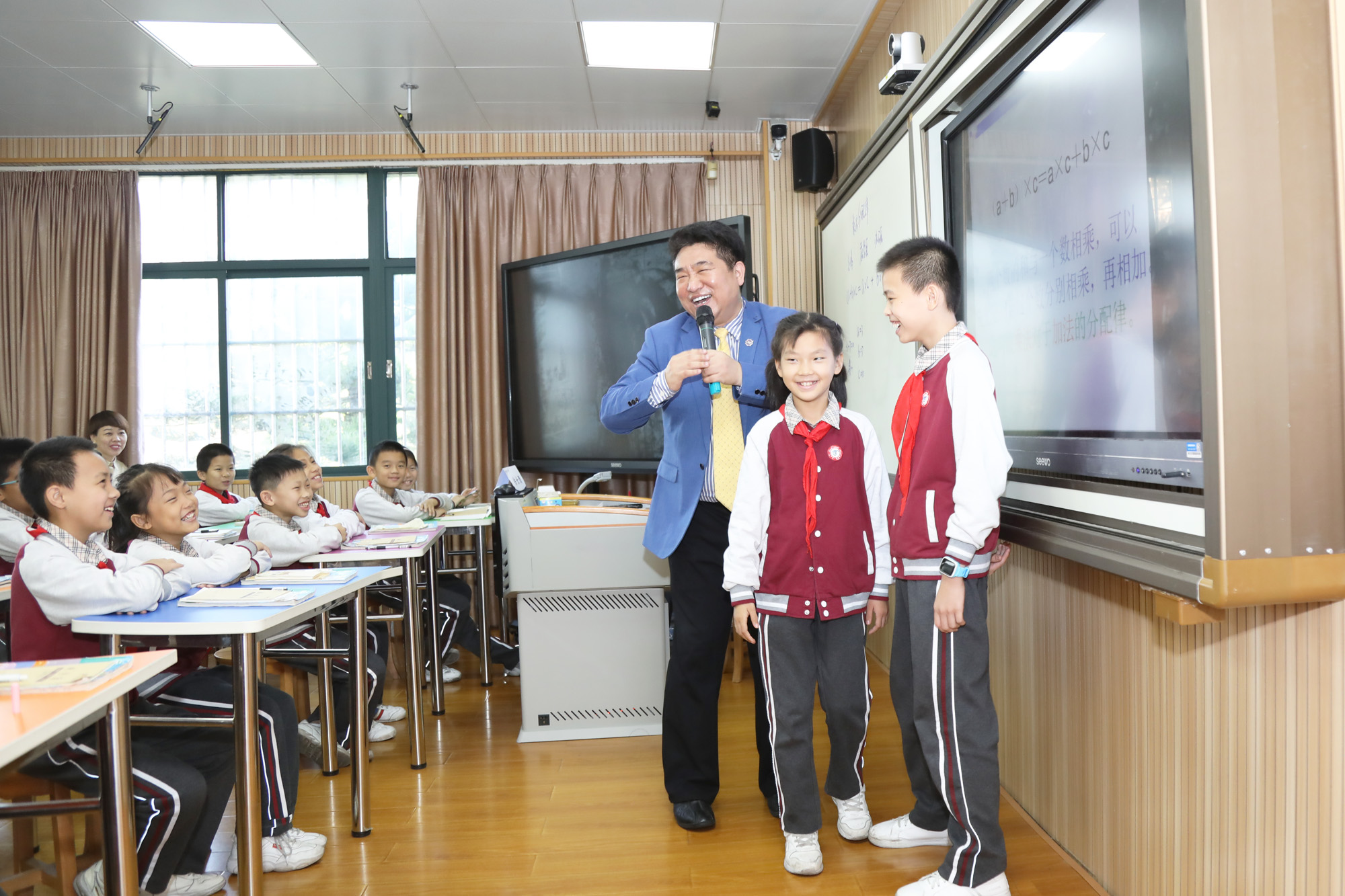 小学分会场：在珠海拱北小学分会场，研究院专家徐长青，郭昶、陈冠夫，赵刚、项雅丽、徐杰等正高级、特级教师各自为参会学员带来精彩的示范课，并与参会学员展开基于本节课例的深度研讨，而后作了基于课深度学习的课堂建设的专题讲座。受到学员们高度好评。