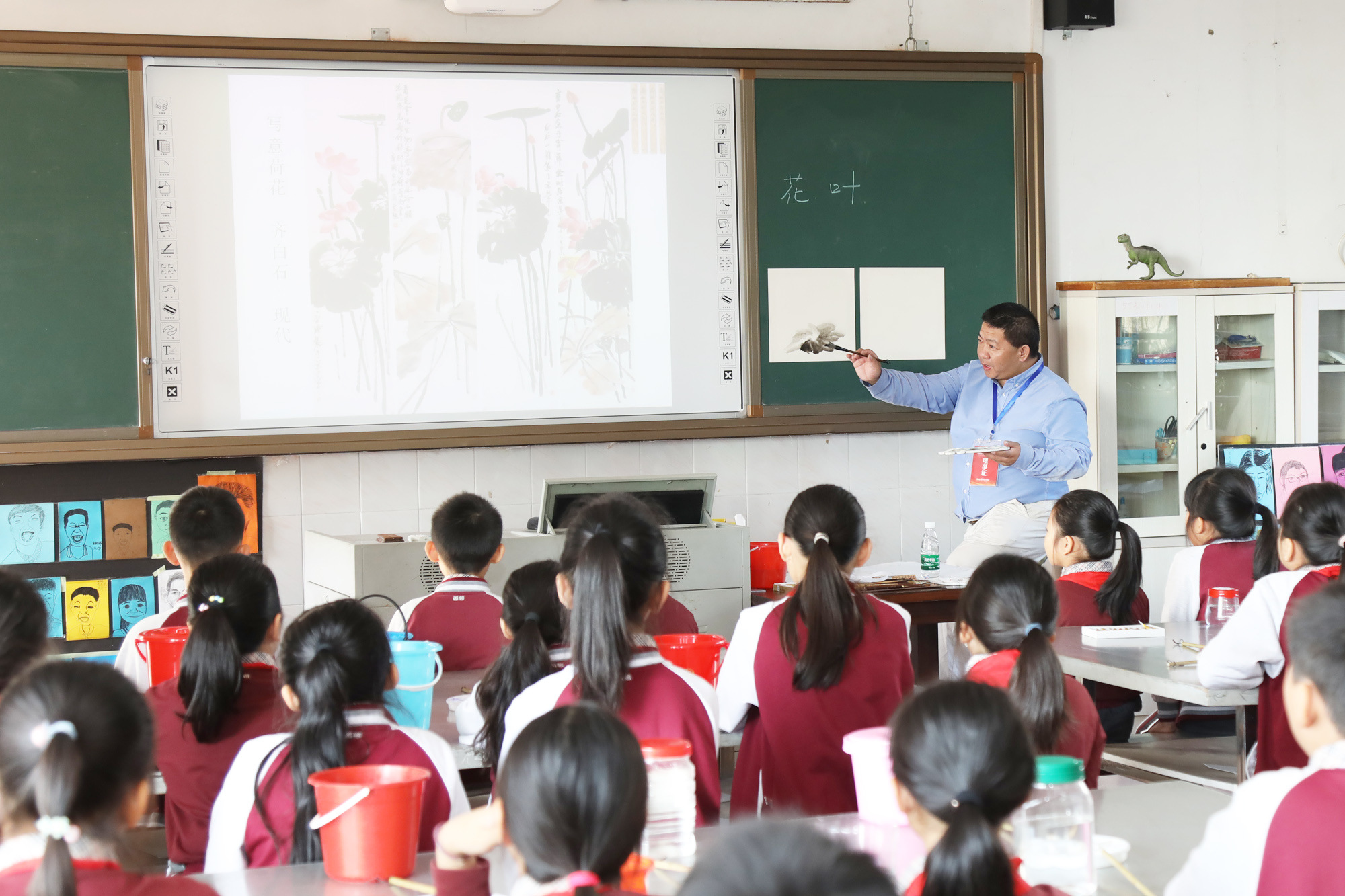 小学分会场：在珠海拱北小学分会场，研究院专家徐长青，郭昶、陈冠夫，赵刚、项雅丽、徐杰等正高级、特级教师各自为参会学员带来精彩的示范课，并与参会学员展开基于本节课例的深度研讨，而后作了基于课深度学习的课堂建设的专题讲座。受到学员们高度好评。