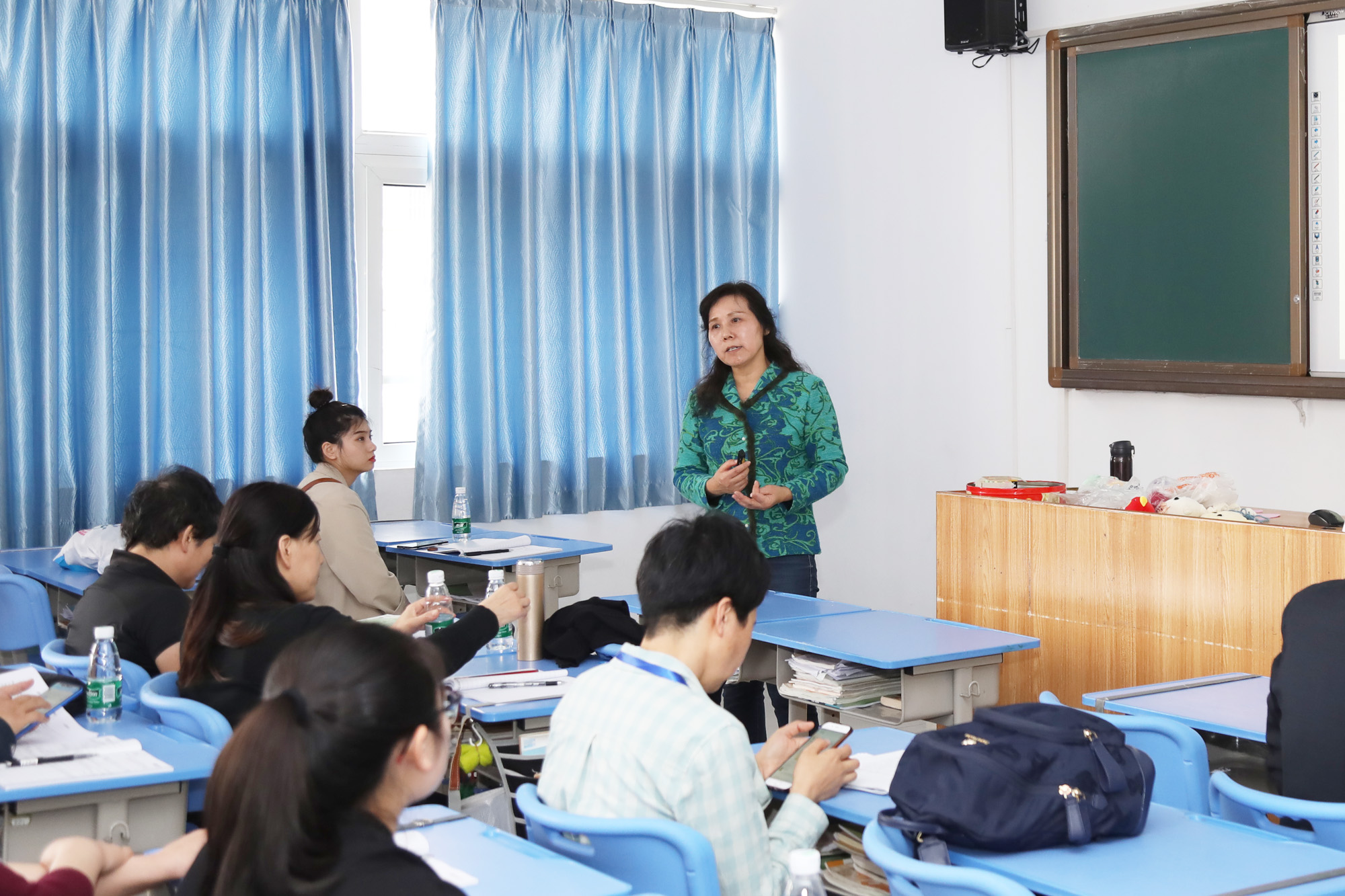 在前山中学初中分会场：研究院专家李宝玉，贾龙弟、孙琪斌、包丰、张世成、缪徐、王苏豫、王宗琦、邱秀玉等九位初中专家各自为参会学员带来精彩的各学科示范课，并与参会学员展开基于本节课例的深度研讨，而后作了基于课深度学习的课堂建设的专题讲座，使参会学员受益匪浅。