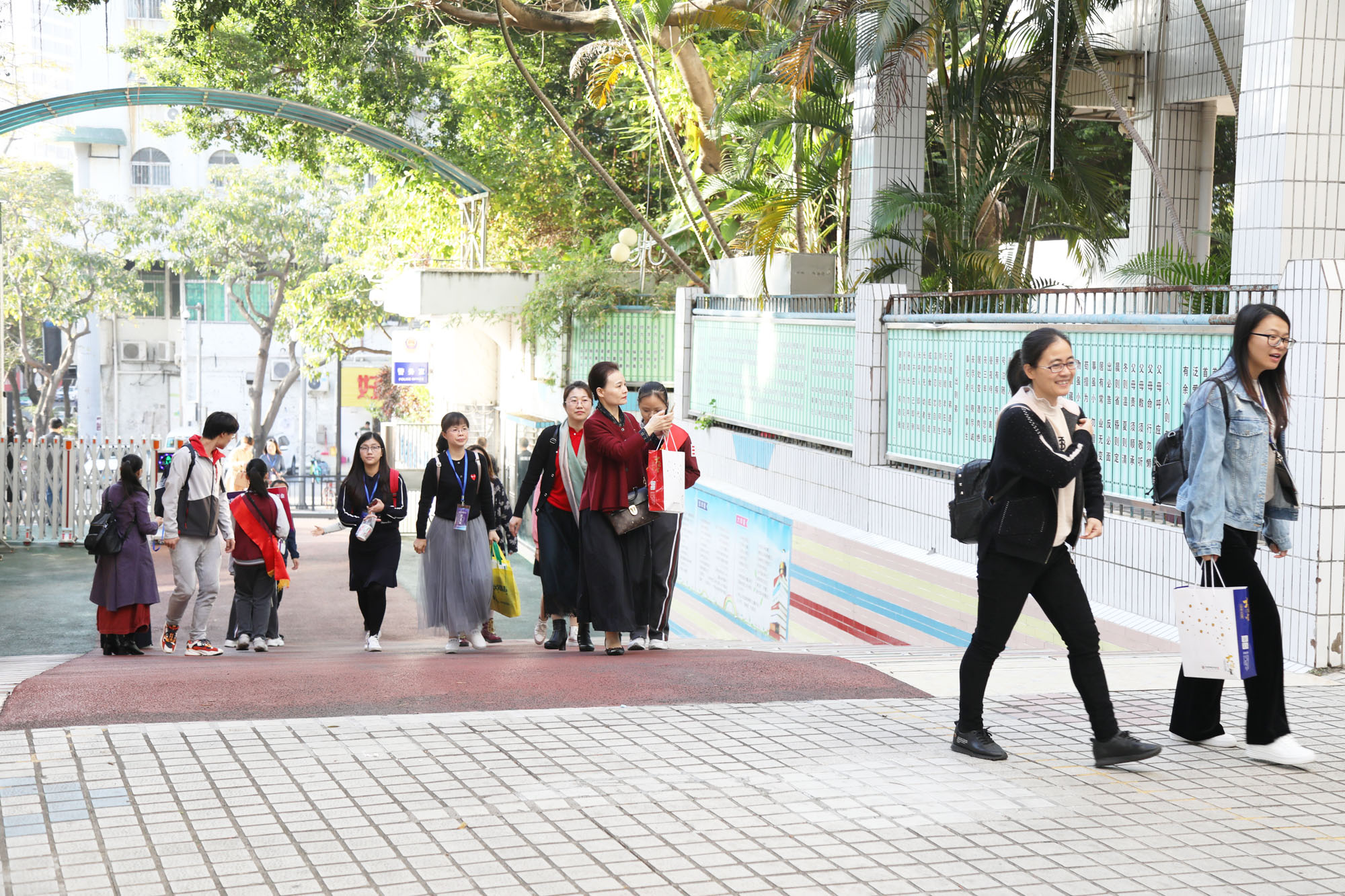 小学分会场：在珠海拱北小学分会场，研究院专家徐长青，郭昶、陈冠夫，赵刚、项雅丽、徐杰等正高级、特级教师各自为参会学员带来精彩的示范课，并与参会学员展开基于本节课例的深度研讨，而后作了基于课深度学习的课堂建设的专题讲座。受到学员们高度好评。