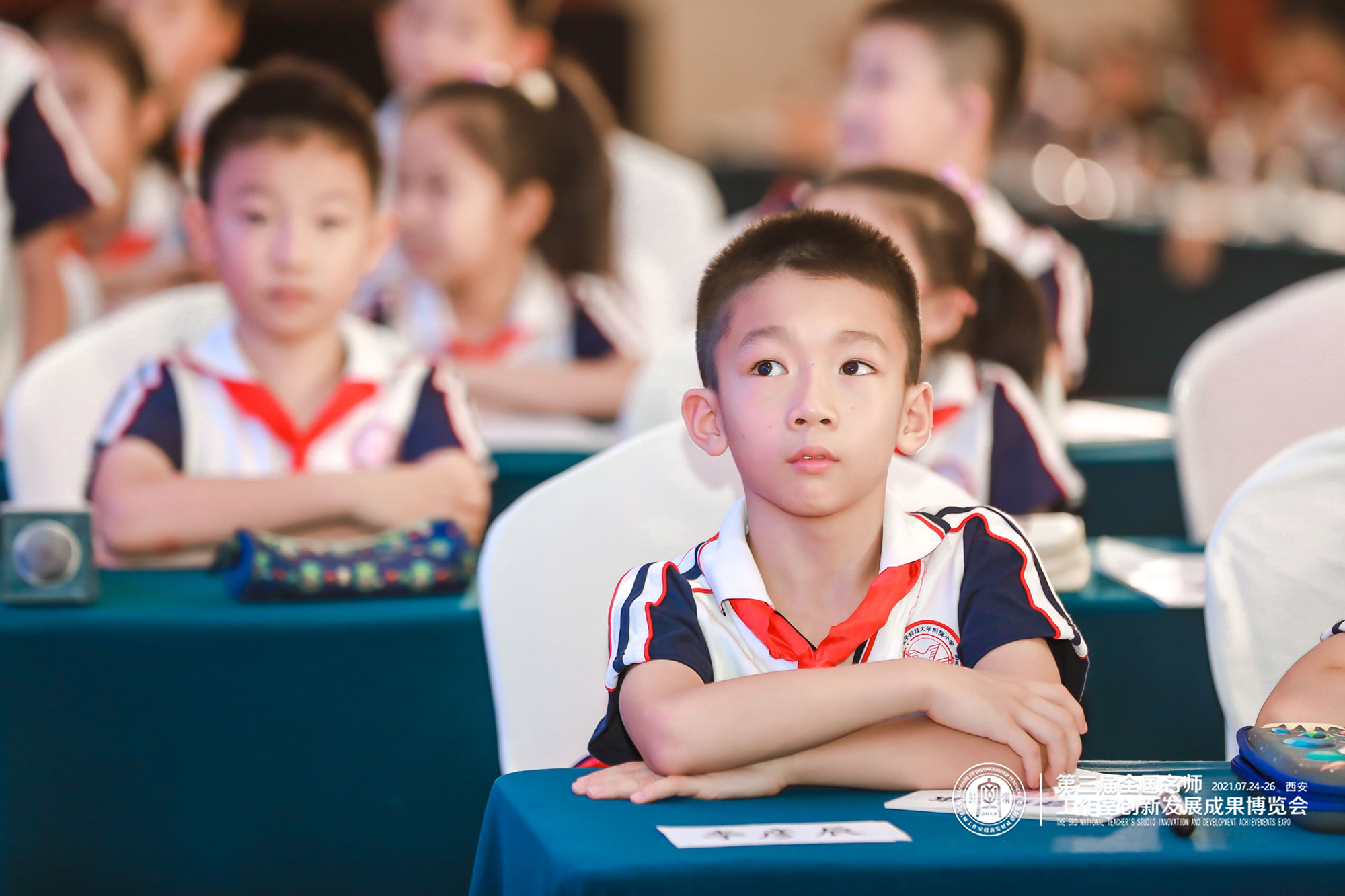 天津市红桥区教师进修学校副校长徐长青带来一堂新时代育人方式变革的课堂。课堂中徐老师以游戏的方式展示了数学中的重复，让学生在做中学，自己去发现问题和解决问题。