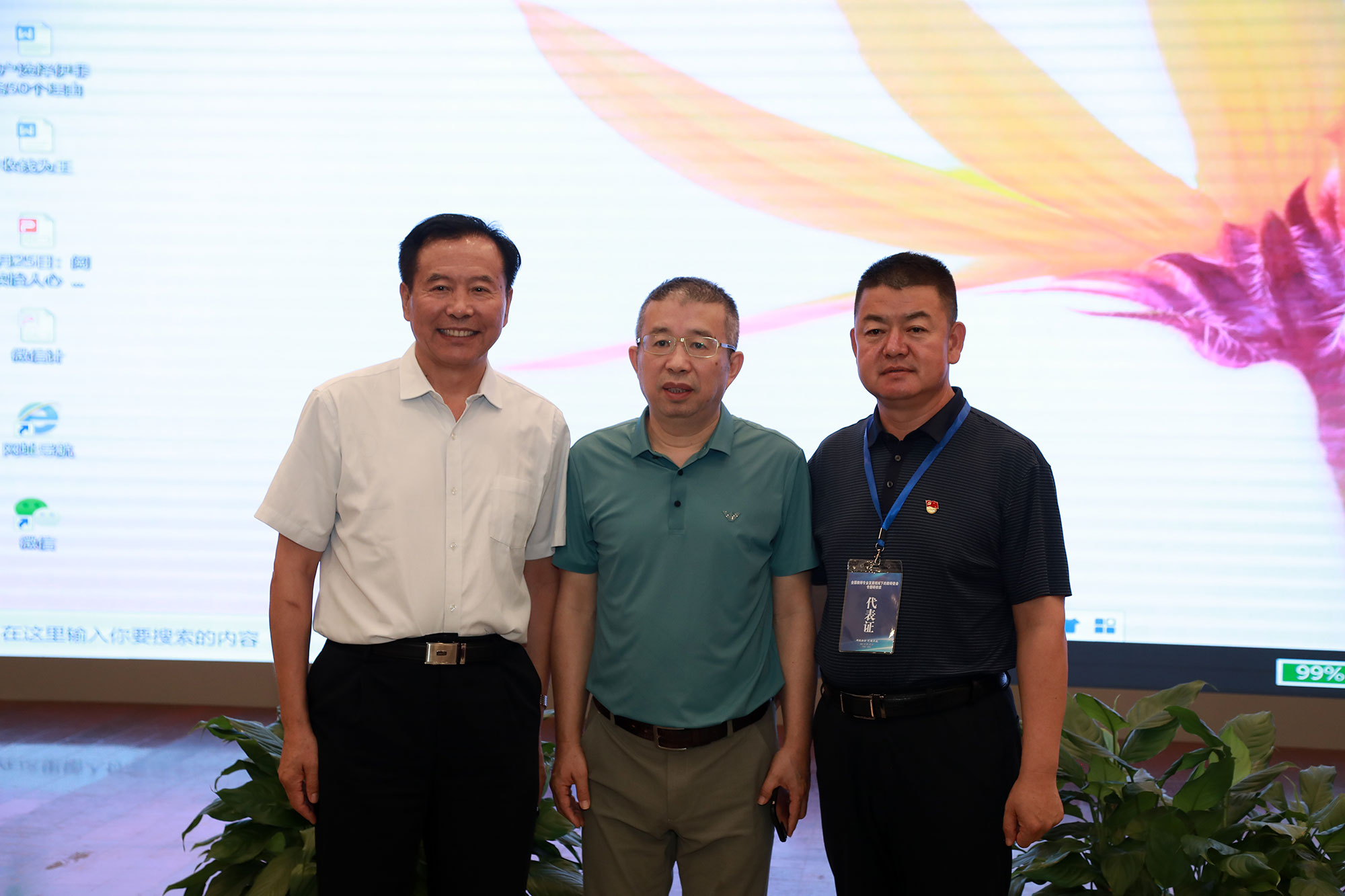联盟秘书长、北京市人民政府督学臧富仁校长在主持学校发展与校长管理专题论坛。